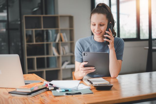 vrouw op kantoor aan de telefoon